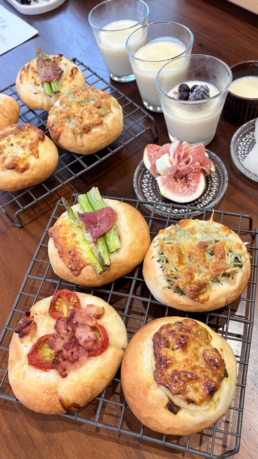 惣菜パンとプリンが並ぶレッスンの食卓
